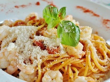 Spaghetti Pescatore - mit  Tiger Prawns, Tomate, Basilikum und Parmesan