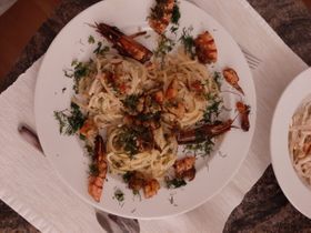 Spaghetti mit Tiger Prawns an Rahm Koblauch und Dill