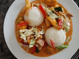 Rotes Thai-Curry mit Kalbfleisch Mango, Ananas, Banane und  Gurke