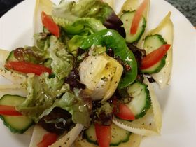 Endivien- Gurken- grüner Salat an italian Dressing