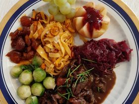 Rehpfeffer Rotkraut, Rosenkohl, Marroni, Eierschwämmli, Hausgemachte Nudeln Birne mit Preiselbeeren und Trauben