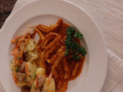 Ein altes Tessiner Rezept: Kutteln an Tomaten - Kümmelsauce mit Gemüse-Salzkartoffeln   An old Ticino recipe: tripe with tomatoes - caraway sauce with vegetable boiled potatoes