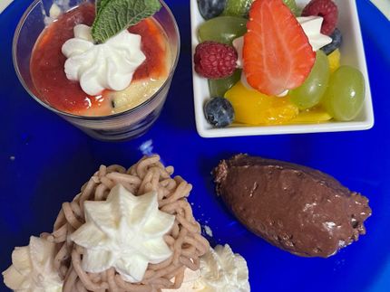 Dessertvariation: Vermicelles, Mousse au chocolat. Vanille Pudding mit Schokoladenbiskuit, frischer Fruchtsalat mit Williams