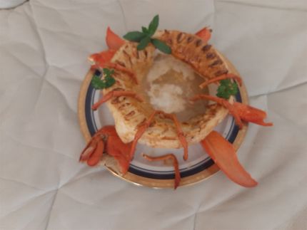 Frische Hummercreme verfeinert mit Armagnac unterm Sonnenschirm      Fresh lobster cream refined with Armagnac under the sunshade