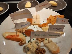 Käseauswahl aus Frankreich und Italien-reichlich garniert   Cheese selection from France and Italy - richly garnished